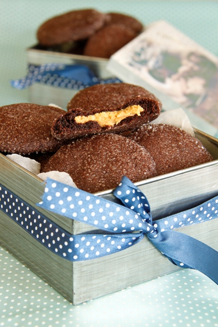 עוגיות שוקולד עם הפתעת חמאת בוטנים