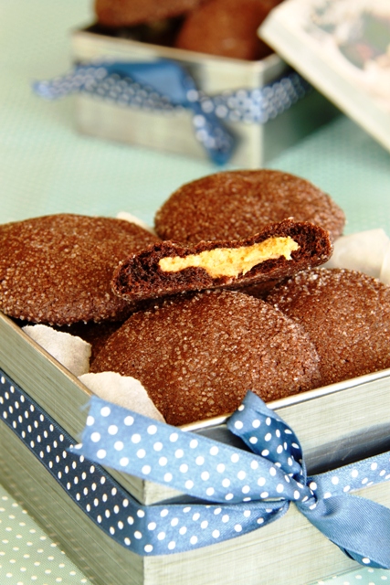עוגיות שוקולד עם הפתעת חמאת בוטנים12