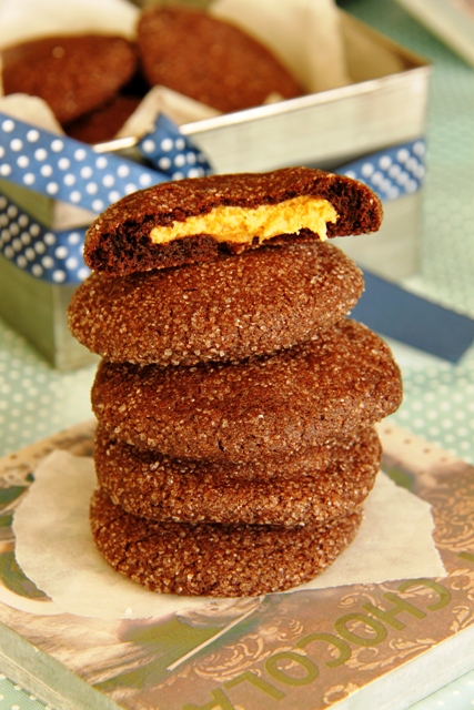 עוגיות שוקולד עם הפתעת חמאת בוטנים1