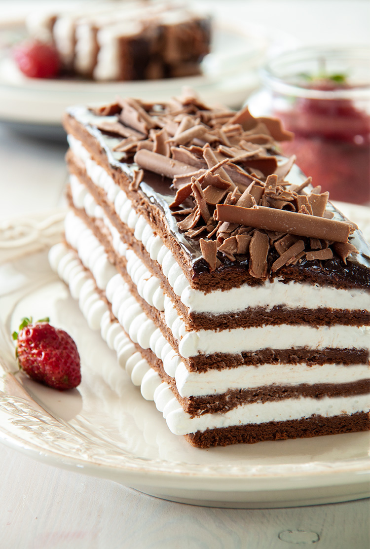 עוגת שכבות שוקולד וקצפת כשרה לפסח
