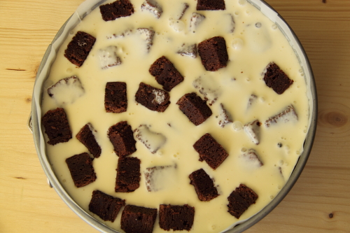 עוגת גבינה עם קוביות בראוניז שוקולד