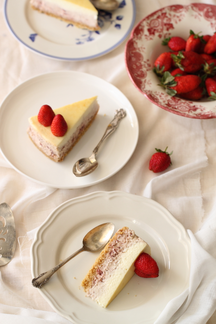 עוגת גבינה אפויה עם תותים צלויים