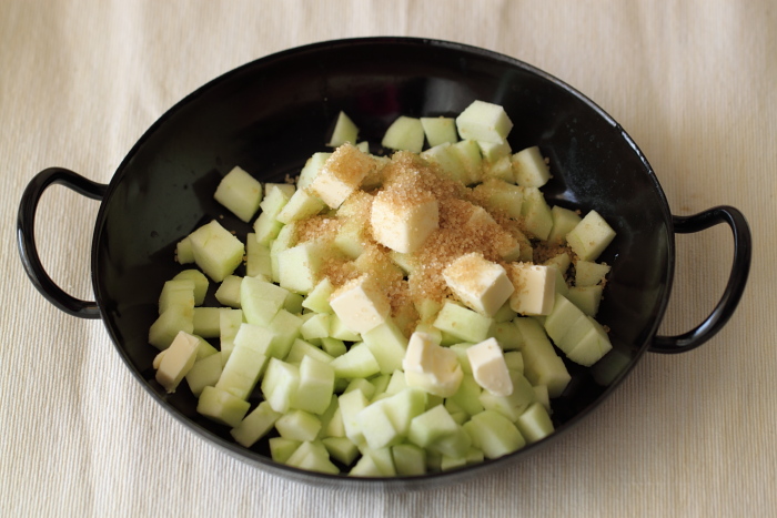 עוגת קינמון, ריקוטה ותפוחים מקורמלים