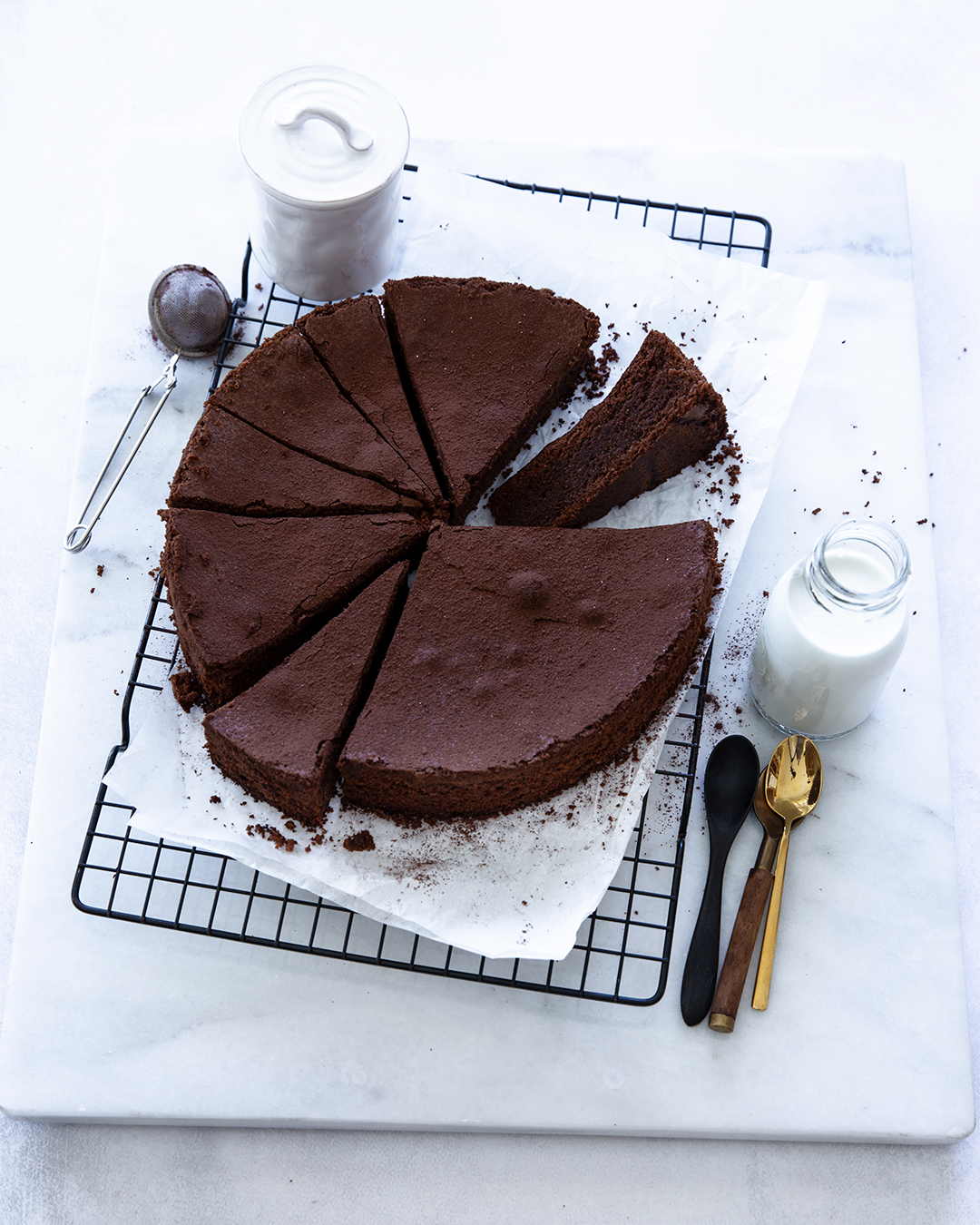 טורטה קפרזה (עוגת שוקולד איטלקית) בשתי גרסאות של שחור ולבן