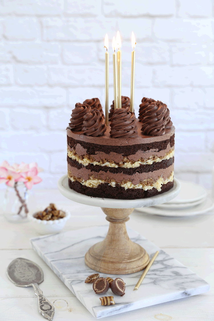 עוגת יום הולדת - עוגת שכבות שוקולד עם קוקוס וקרנצ׳ פקאן