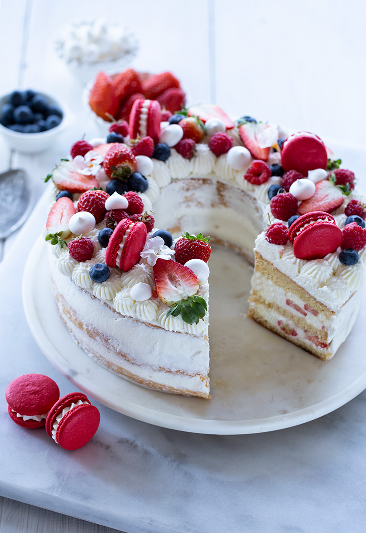 עוגת שכבות עם תותים וקצפת