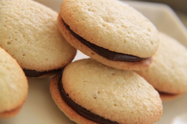 עוגיות לפסח: עוגיות אמרטי ועוגיות פיסטוק ושוקולד