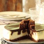 עוגת גבינה עם קוביות בראוניז שוקולד