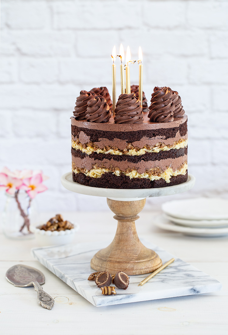 עוגת יום הולדת – עוגת שכבות שוקולד עם קוקוס וקרנצ׳ פקאן