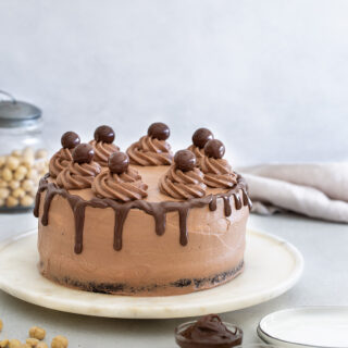עוגת יום הולדת אגוזי לוז ושוקולד