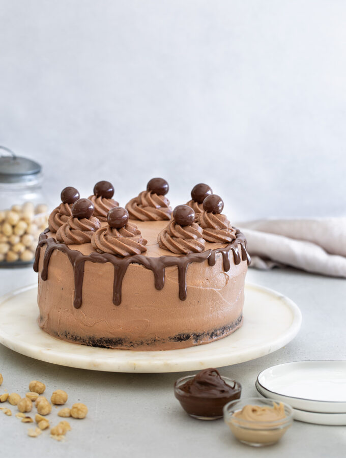 עוגת יום הולדת אגוזי לוז ושוקולד