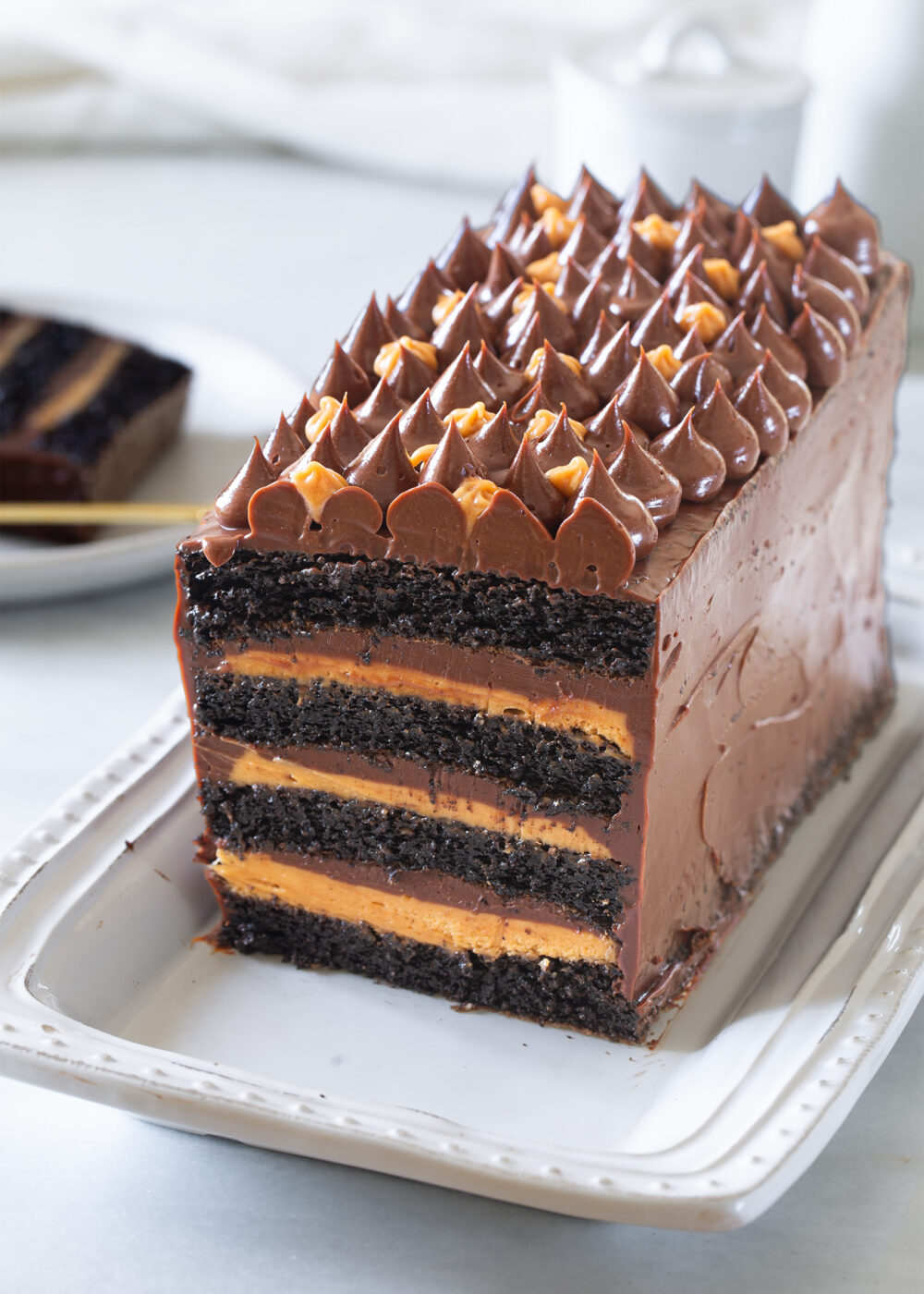 עוגת יום הולדת לילידי אפריל - עוגת שכבות שוקולד וקרמל מוקצף